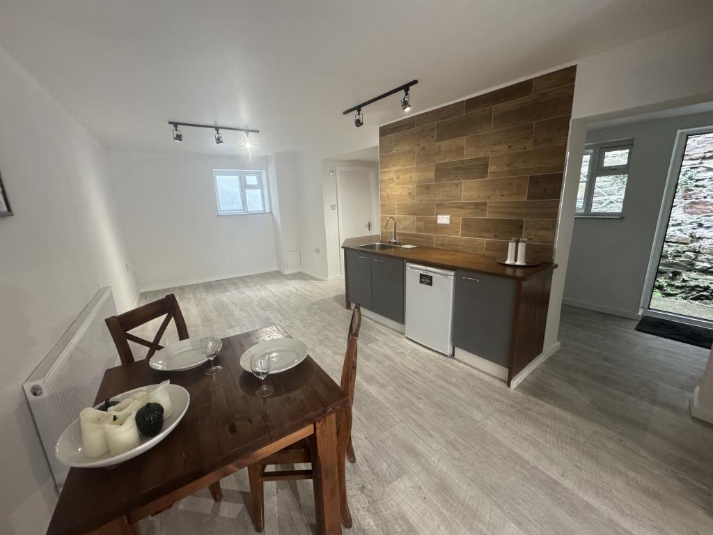 Lot: 32 - MIXED USE PROPERTY WITH PLANNING PERMISSION FOR RESIDENTIAL - Ground floor